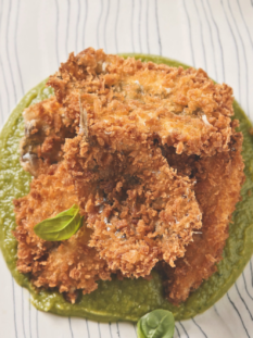 Tortino di alici croccanti su crema di fagiolini