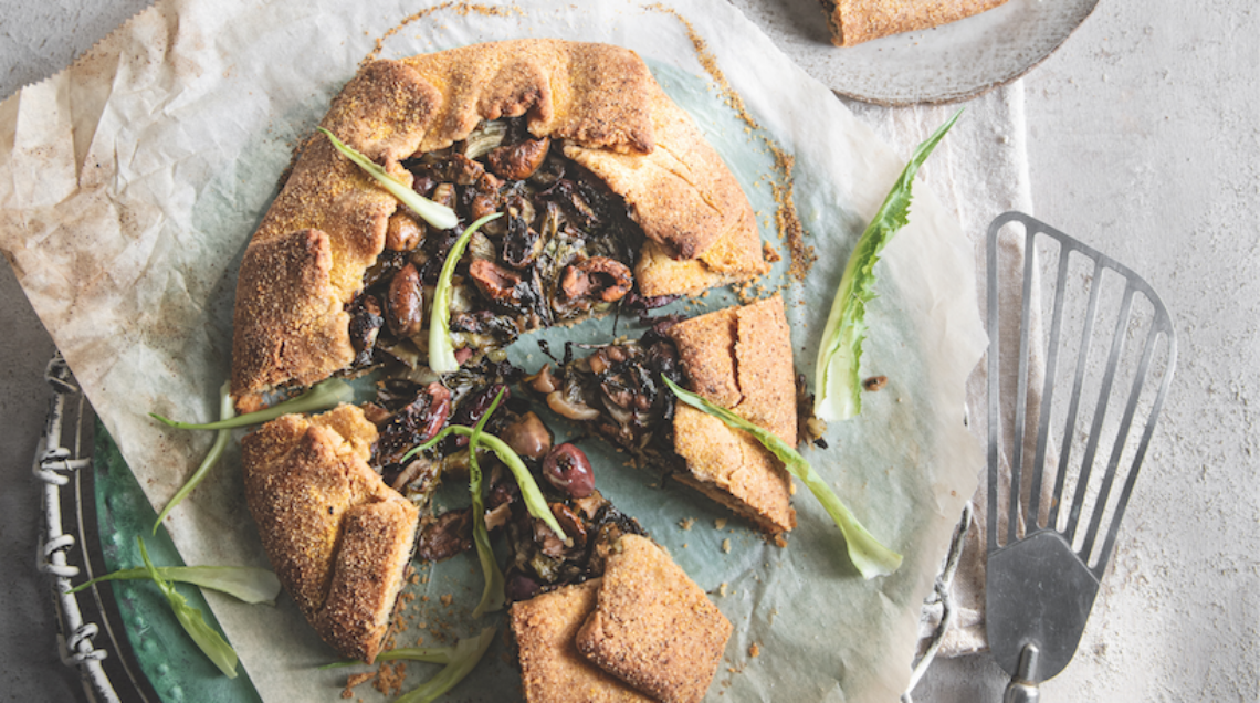 Torta con puntarelle, cipollotti e olive di gaeta