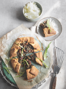 Torta con puntarelle, cipollotti e olive di gaeta