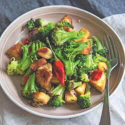 Verdure piccanti con il pane fritto