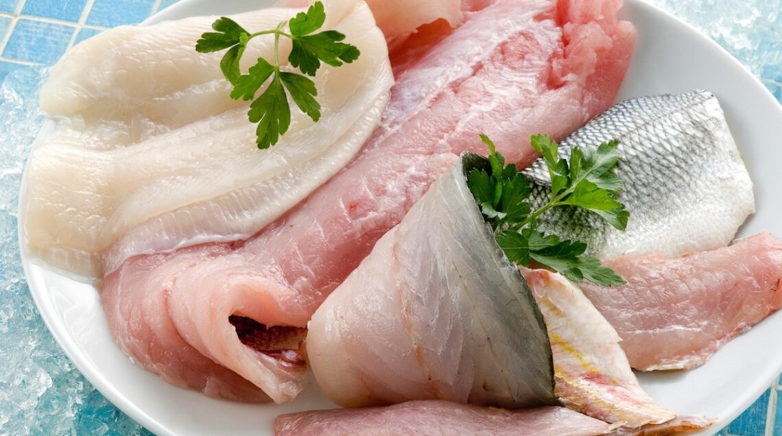 filetti di pesce misti su un piatto
