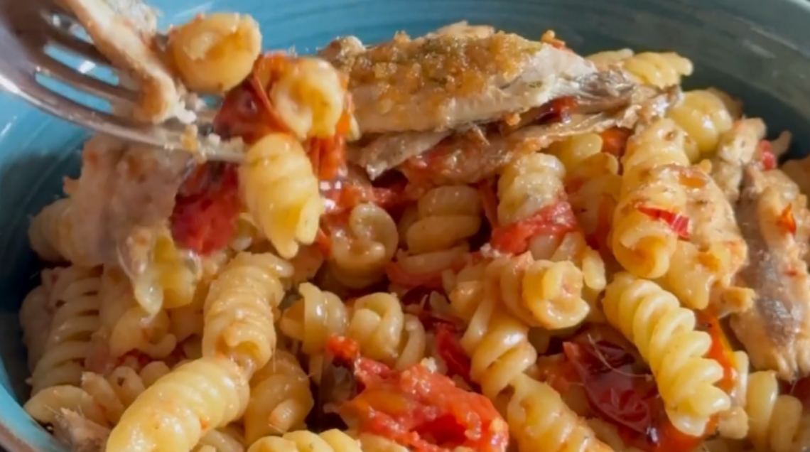 fusilli con alici arreganate e pomodorini bruciati