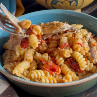 fusilli con alici arreganate e pomodorini bruciati