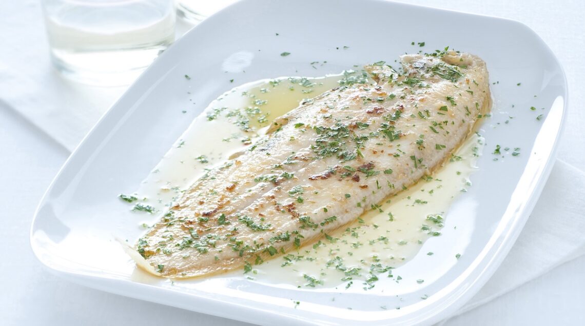 sogliola alla mugnaia, filetti di pesce al burro e limone