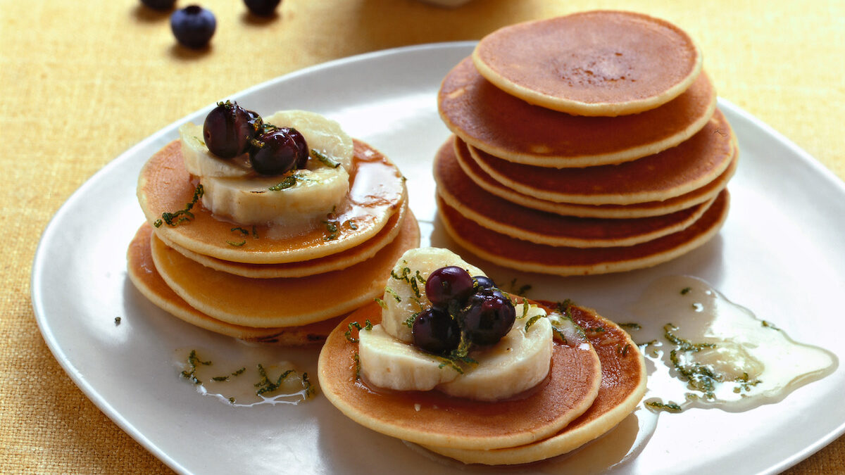 Pancake con frutta e miele