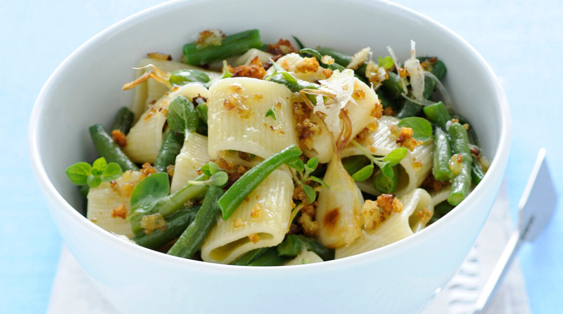 Mezze maniche con fagiolini e briciole al balsamico