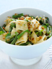 Mezze maniche con fagiolini e briciole al balsamico