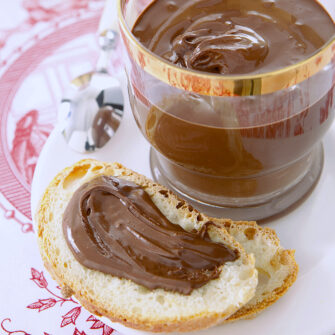 crema spalmabile cioccolato e nocciole