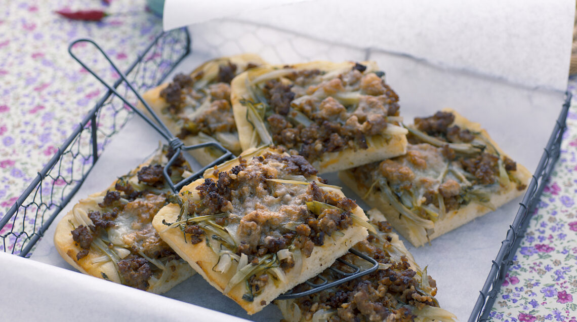 Pizza con salsiccia e puntarelle