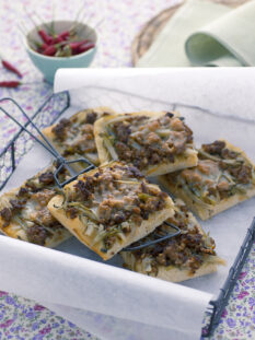 Pizza con salsiccia e puntarelle