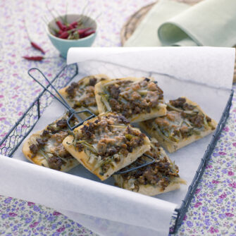 Pizza con salsiccia e puntarelle