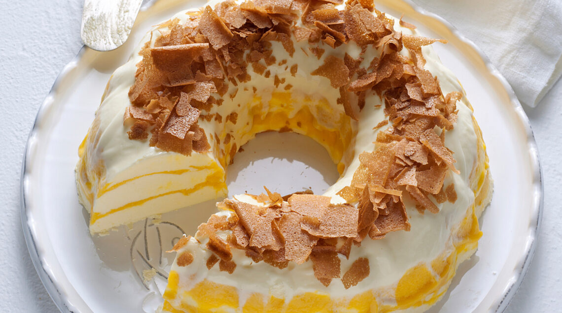 Semifreddo marmorizzato al mango con briciole croccanti