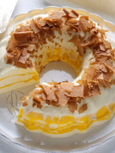 Semifreddo marmorizzato al mango con briciole croccanti