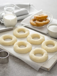 Ciambelle da friggere su ripiano di legno