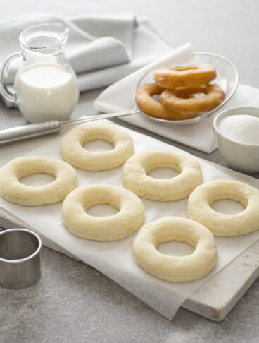 Ciambelle da friggere su ripiano di legno