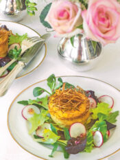 Piccoli flan al roquefort con porri novelli