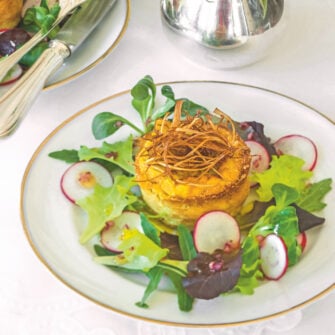 Piccoli flan al roquefort con porri novelli