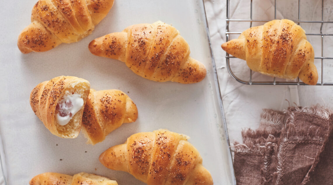 Cornetti salati con robiola e speck