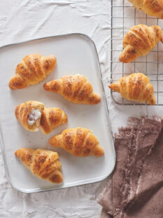 Cornetti salati con robiola e speck