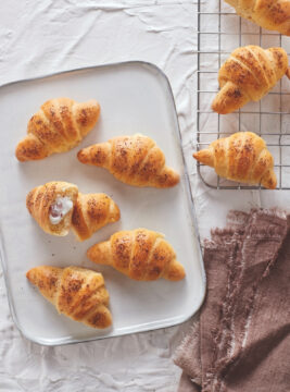 Cornetti salati con robiola e speck