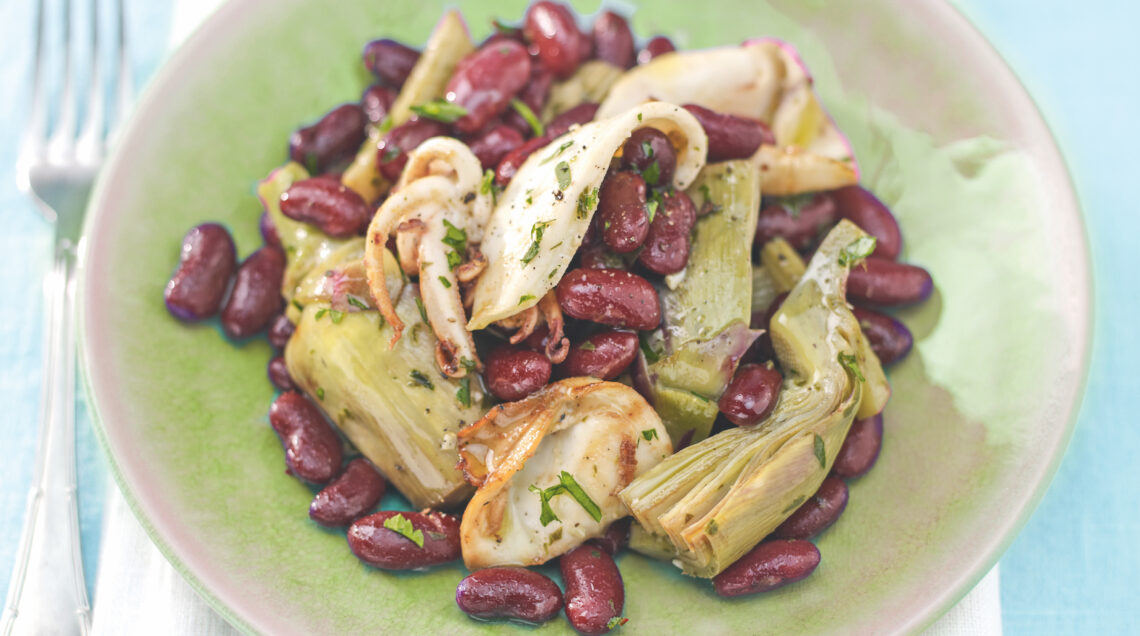 Insalata di fagioli rossi, carciofi e calamaretti