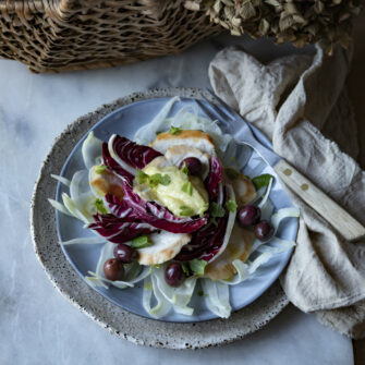 Insalata di pollo allo zafferano con salsa di limone