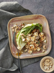 Feta speziata al forno con insalata arrosto