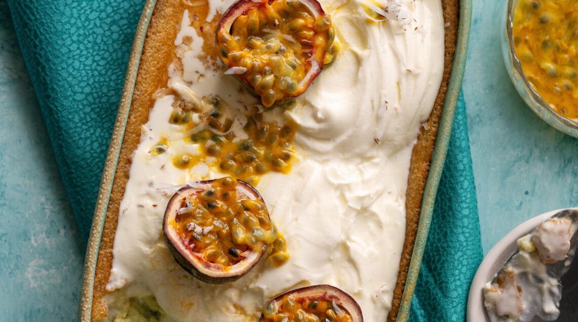 Flan al cocco con panna speziata e passion fruit