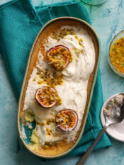 Flan al cocco con panna speziata e passion fruit