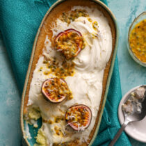 Flan al cocco con panna speziata e passion fruit