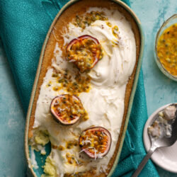 Flan al cocco con panna speziata e passion fruit