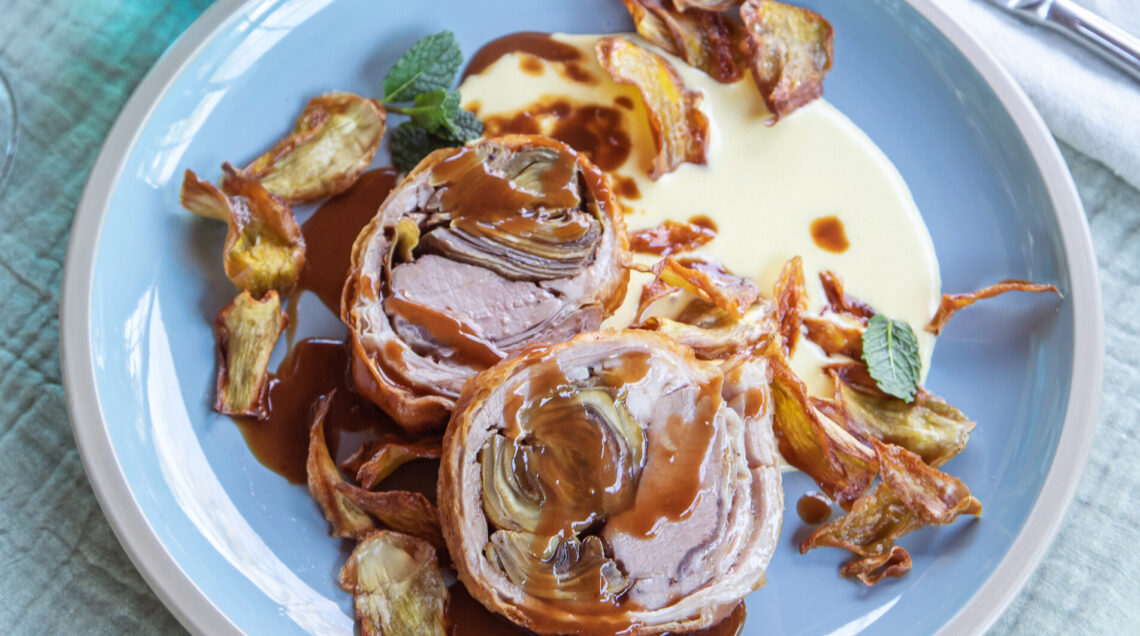 Agnello farcito con carciofi su zabaione salato