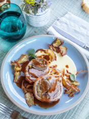 Agnello farcito con carciofi su zabaione salato