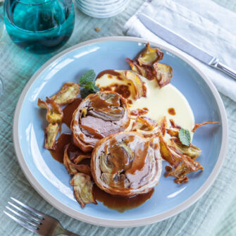 Agnello farcito con carciofi su zabaione salato