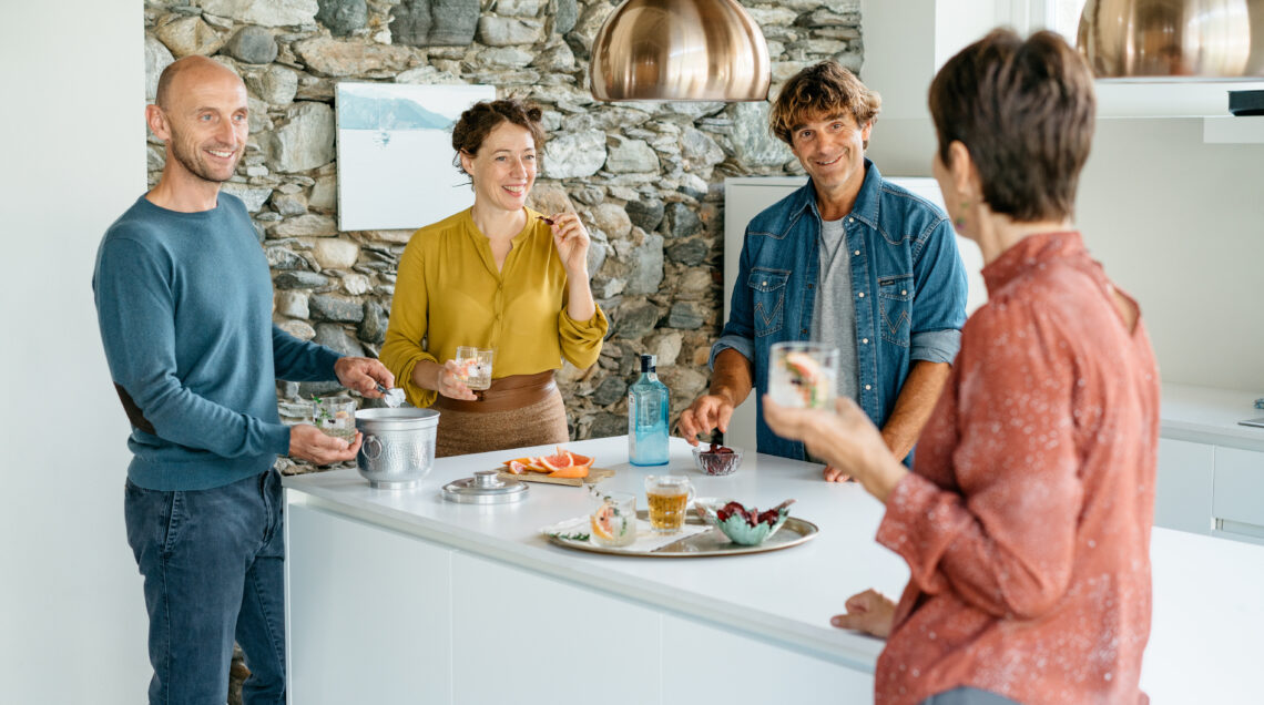 Persone che fanno Aperitivo in casa chiacchierando