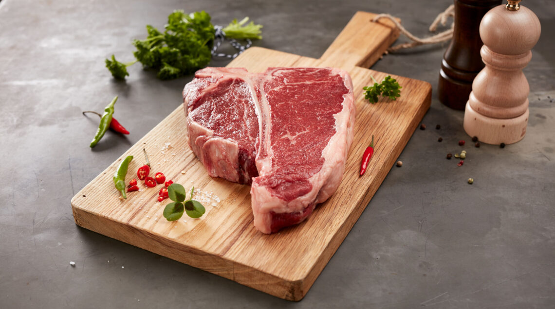 T-bone steak di manzo irlandese cruda