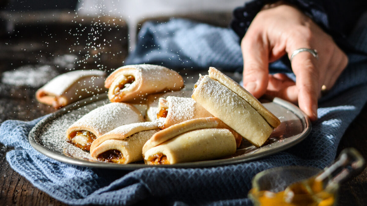 Cannoli di frolla vegana ripieni di marmellata