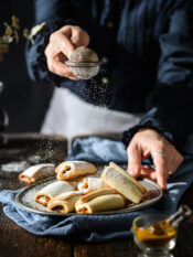 Cannoli di frolla vegana ripieni di marmellata