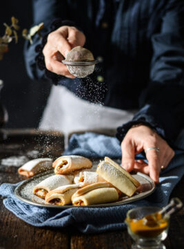 Cannoli di frolla vegana ripieni di marmellata