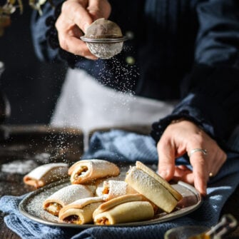 Cannoli di frolla vegana ripieni di marmellata