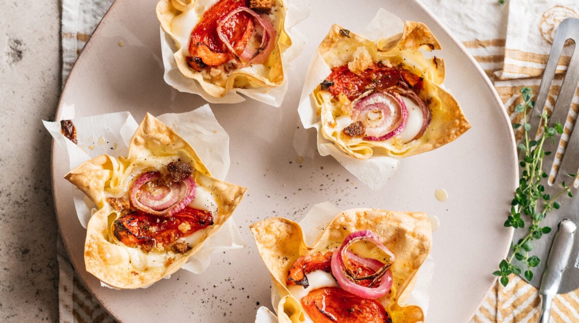 Cestini di lasagne con pomodori confit, burrata e briciole di pane