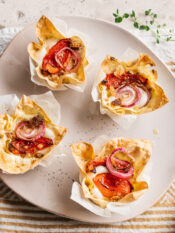 Cestini di lasagne con pomodori confit, burrata e briciole di pane