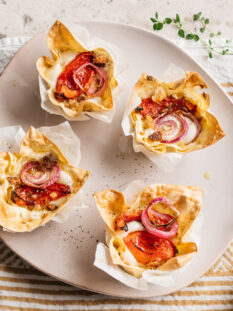 Cestini di lasagne con pomodori confit, burrata e briciole di pane
