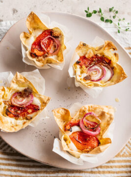 Cestini di lasagne con pomodori confit, burrata e briciole di pane
