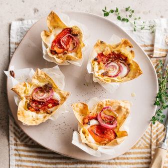 Cestini di lasagne con pomodori confit, burrata e briciole di pane