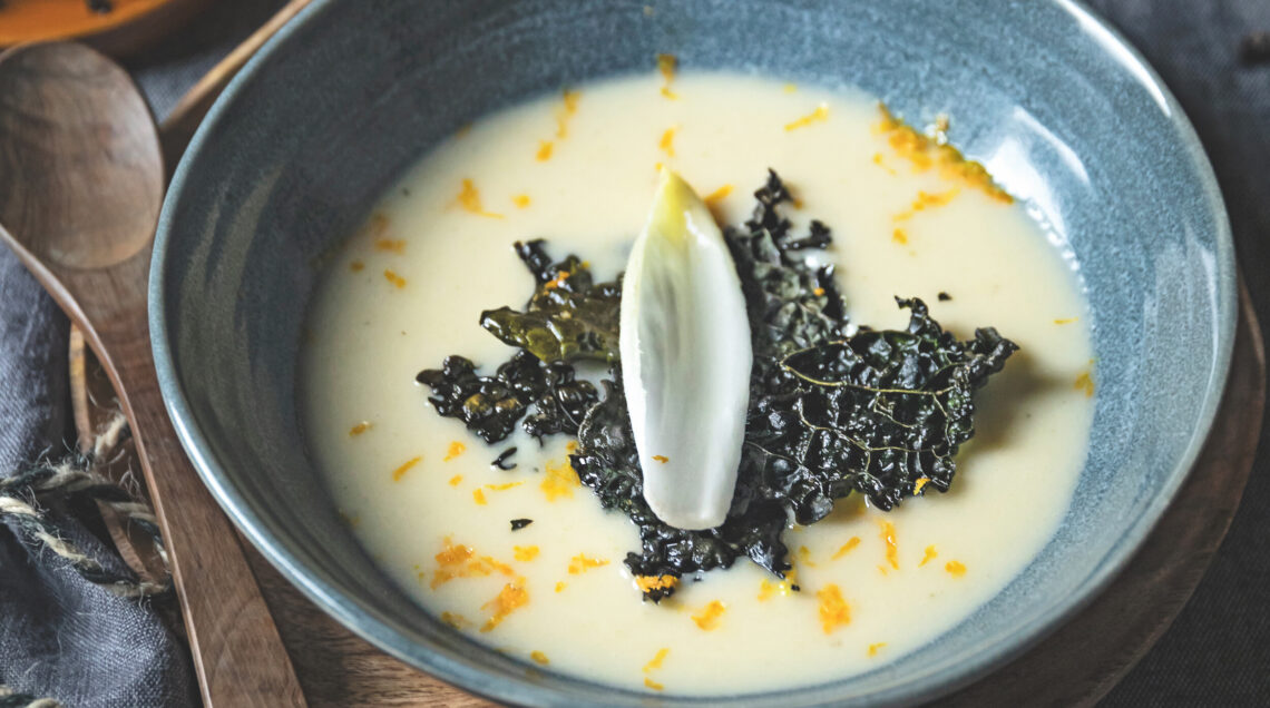 Crema d'indivia belga all'arancia e chips di cavolo nero