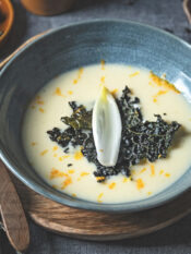 Crema d'indivia belga all'arancia e chips di cavolo nero