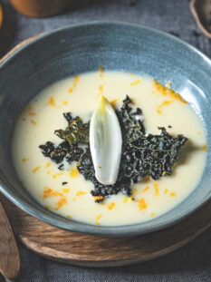 Crema d'indivia belga all'arancia e chips di cavolo nero