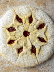 Crostata a fiore con marmellata