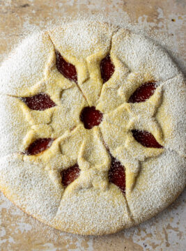 Crostata a fiore con marmellata